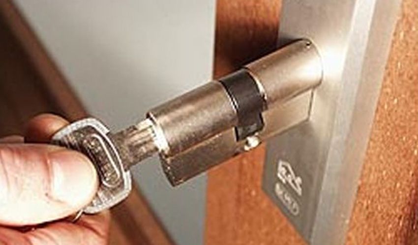 Slot wordt vernieuwd in een woning in Heerlen